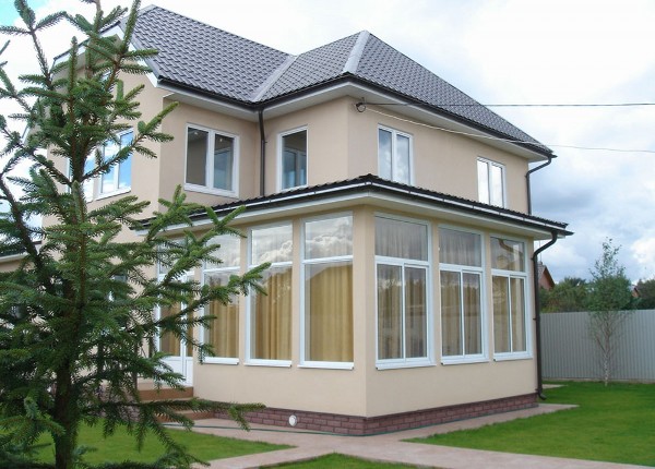 Остекление дачи пластиковыми окнами под ключ в Мытищах