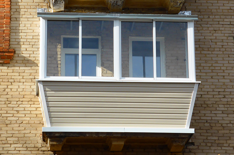 Холодное остекление балкона с выносом подоконника в Мытищах