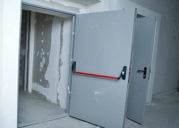 Противопожарная дверь на чердаке дома в Мытищах