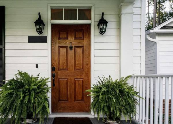 Деревянная дверь в дачном доме в Мытищах
