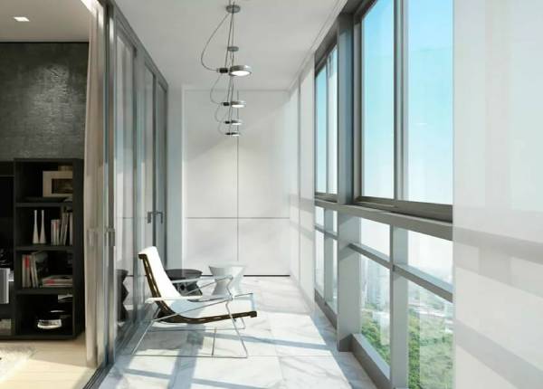 Французское остекление балкона с занавесками в Мытищах