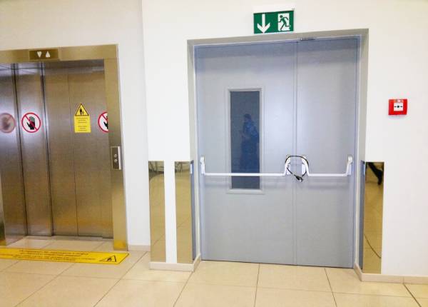 Противопожарная дверь в торговом центре в Мытищах