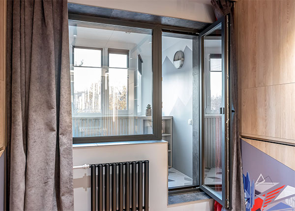 Пластиковая балконная дверь в черном цвете в Мытищах