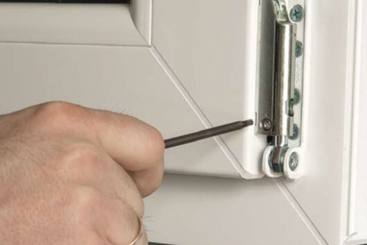 Регулировка петель пластиковых окон в Мытищах