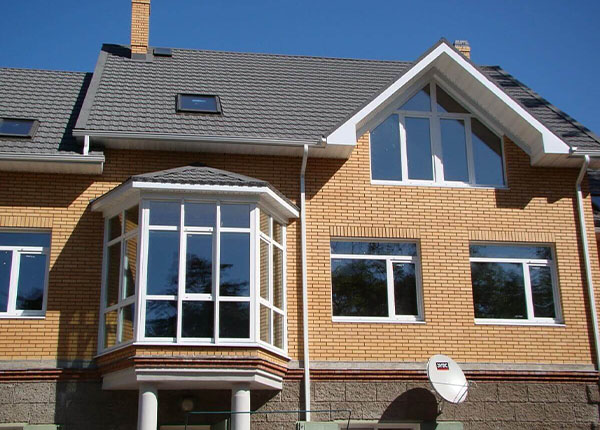 Французское остекление балкона в коттедже в Мытищах