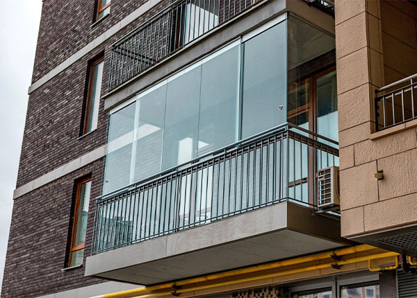 Французское безрамное остекление балкона в Мытищах