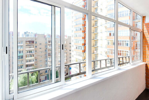 Холодное раздвижное остекление алюминиевыми окнами в Мытищах