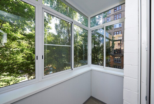 Холодное алюминиевое остекление балкона раздвижными окнами в Мытищах