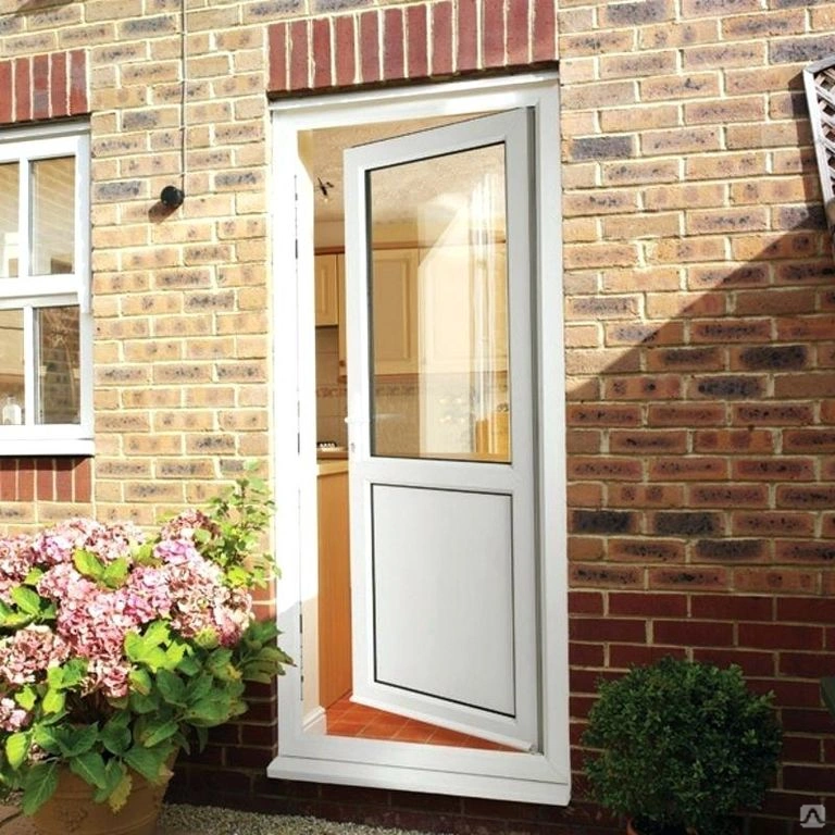 Входные пластиковые двери