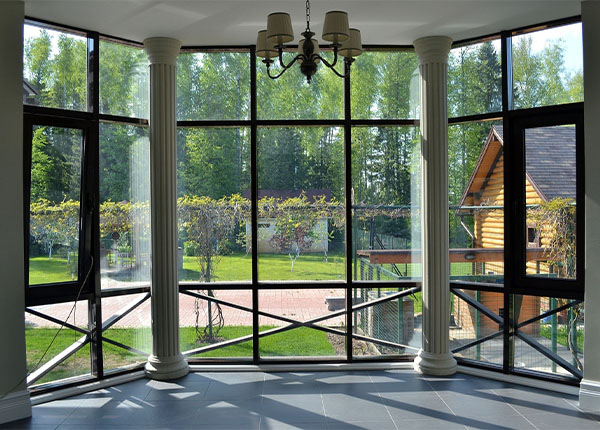 Остекление эркерными окнами дачи в Мытищах