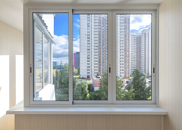 Остекление углового балкона холодным алюминиевым профилем в Мытищах