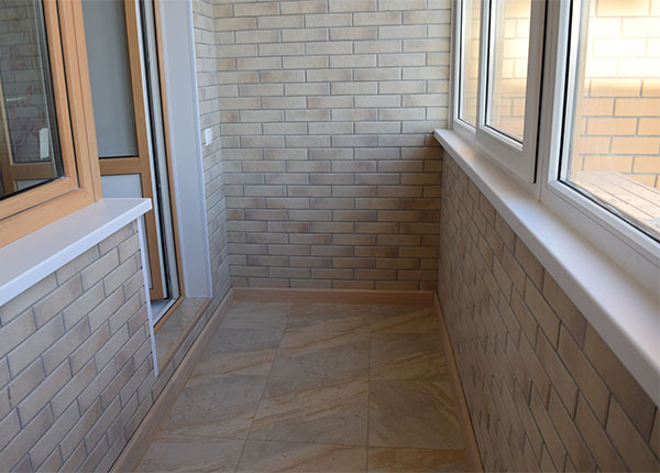 Отделка лоджии искусственным камнем в Мытищах