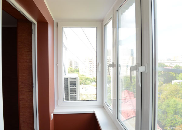 Теплое остекление балкона пластиковыми окнами в Мытищах