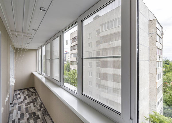 Теплое остекление лоджии пластиковыми окнами в Мытищах