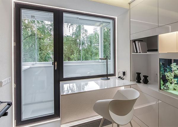 Установка балконного блока черного цвета в Мытищах